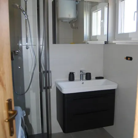 Stonehouse Dora Apartament *