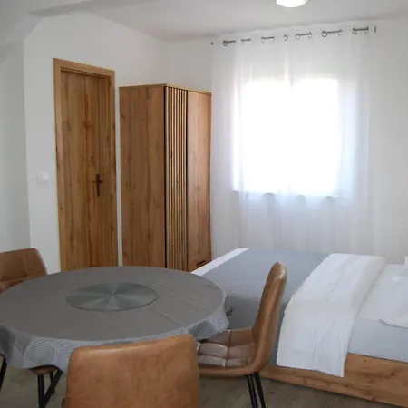 Stonehouse Dora Kastela